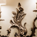 Одинокий игрок за столом блэкджека в казино